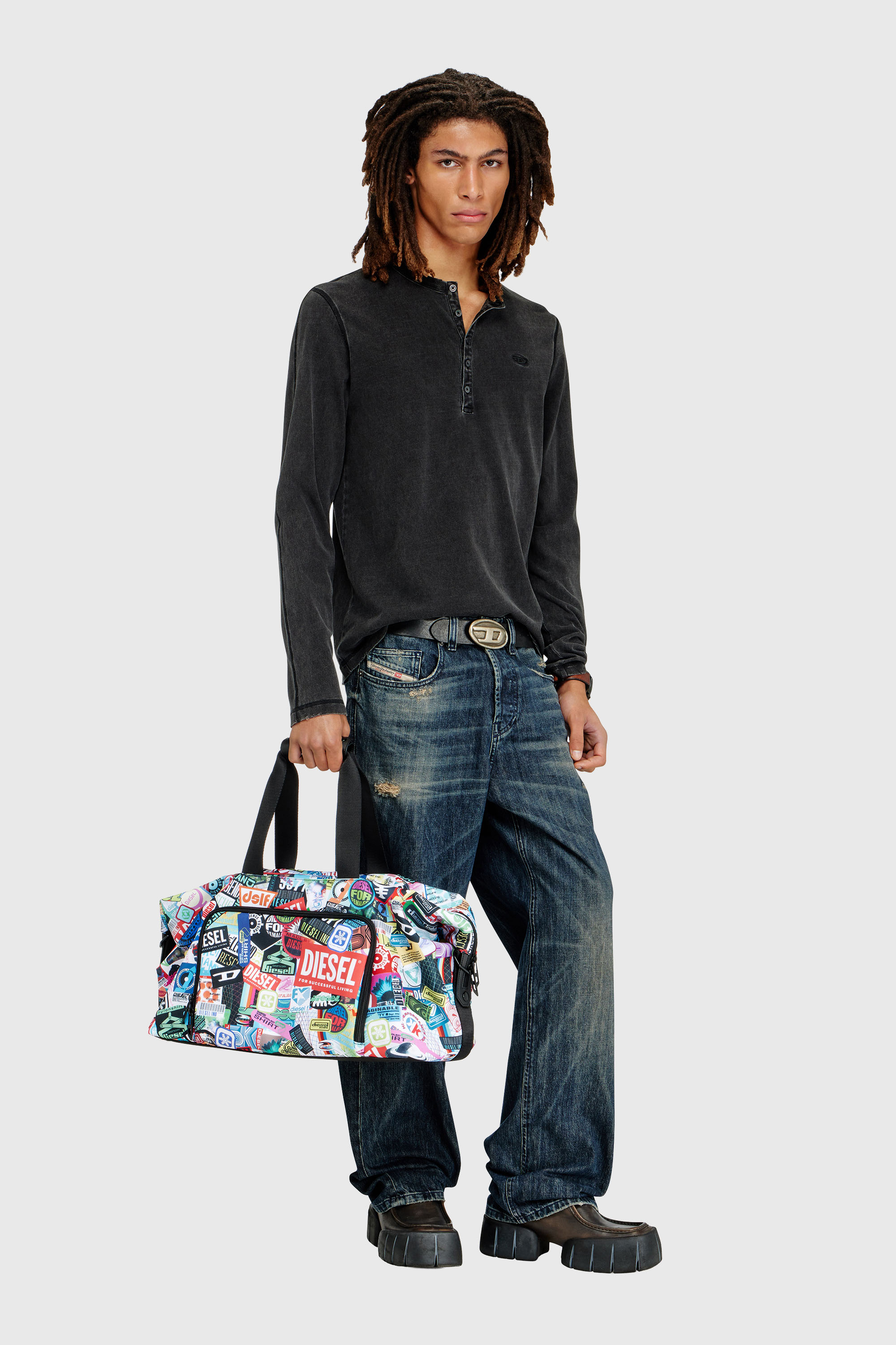Pratical duffle bag with stickers